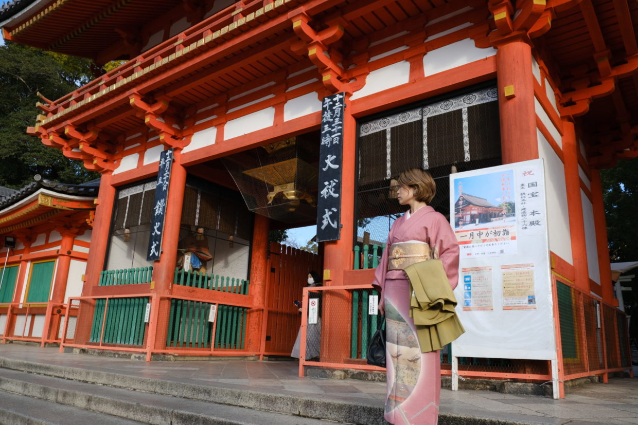 上品なレンタル着物で八坂神社へ初詣 – UME SAKURA