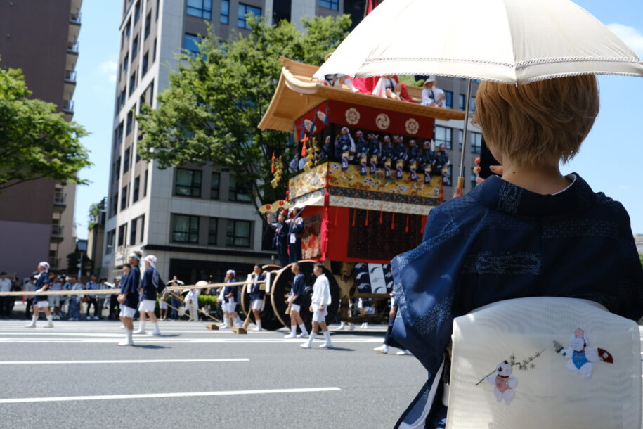 祇園祭はUME SAKURAの正統派夏着物で